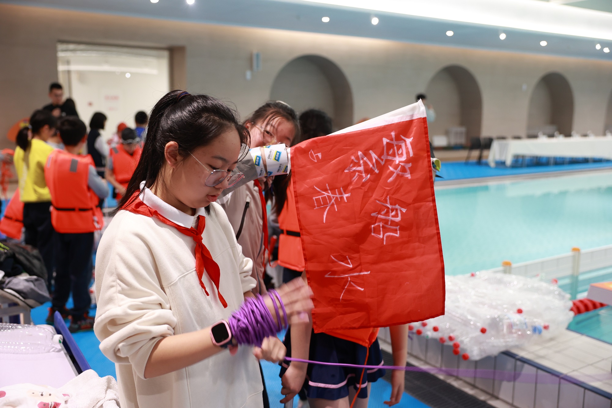 塑料瓶变“废”为船｜开云体育 开云官网湘湖未来学校举行“自制载人小船”竞速赛(图6)