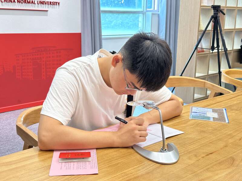 Kaiyun 开云体育今年走上高考考场他借助台灯和放大镜完成了考试(图1)