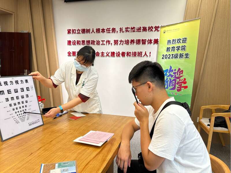 Kaiyun 开云体育今年走上高考考场他借助台灯和放大镜完成了考试(图2)