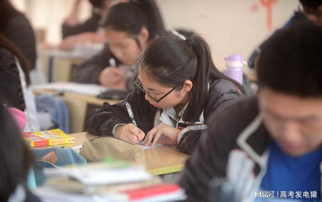 文科女生学什么专业就业前景好 适合女孩子报考的四大专业？开云 开云体育官网(图2)